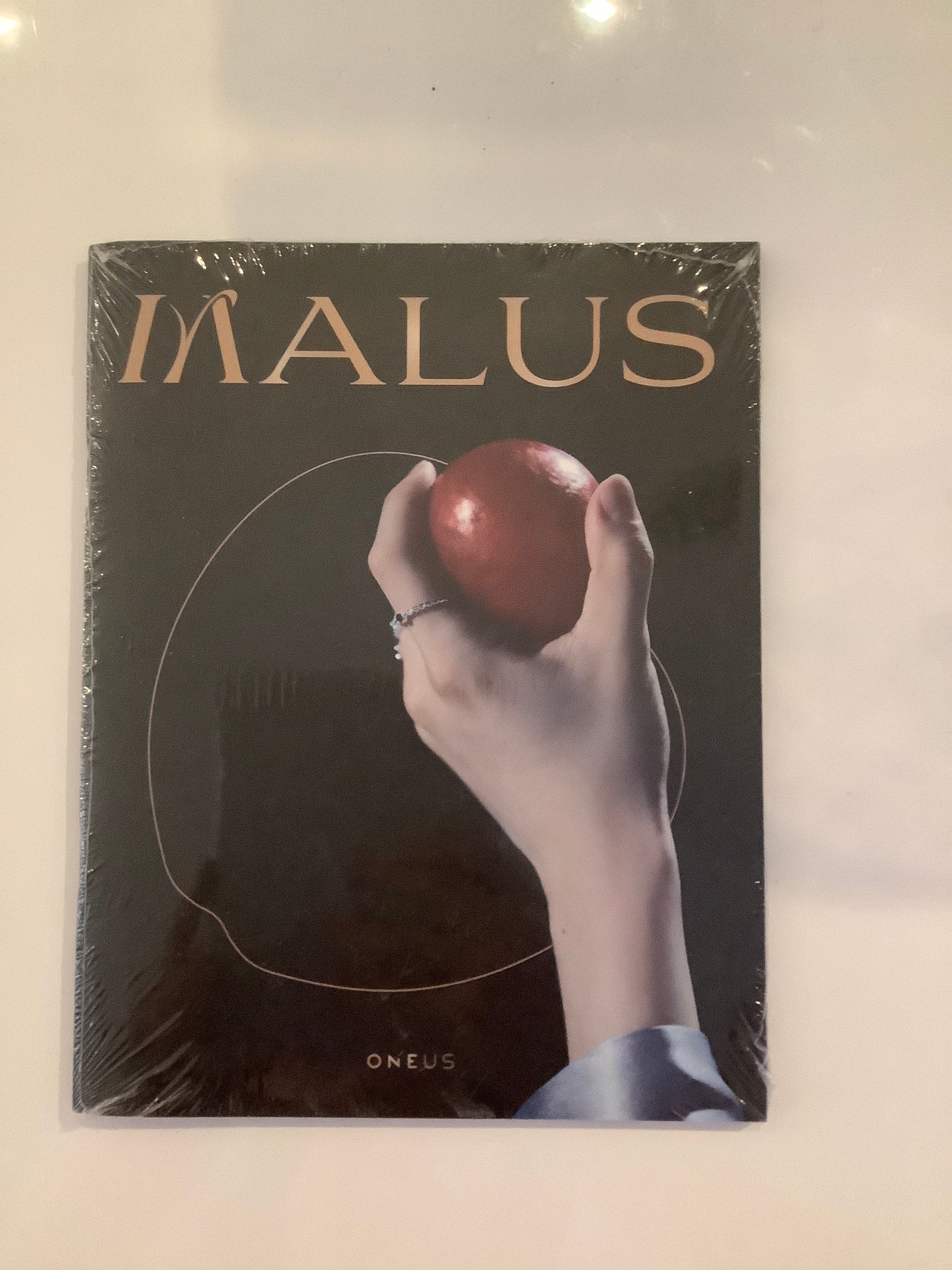 ONEUS 8th Mini Album Malus [HWANWOONG VER.]